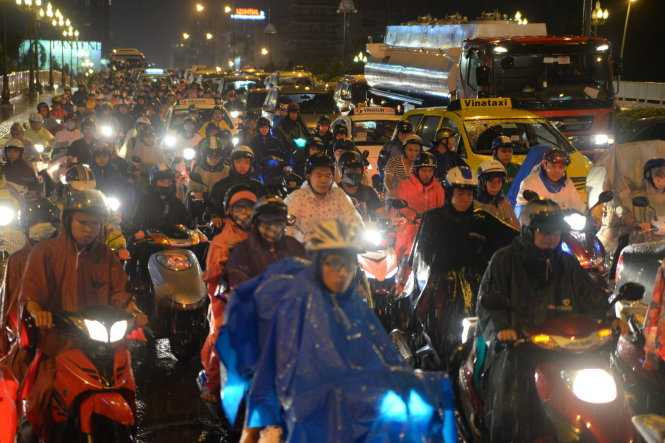 Nước mưa tạo 'sóng' trên phố Sài Gòn