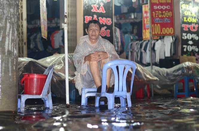 Nước mưa tạo 'sóng' trên phố Sài Gòn