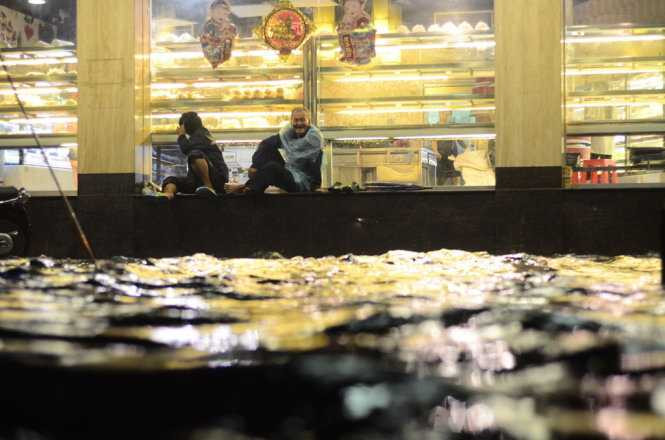 Nước mưa tạo 'sóng' trên phố Sài Gòn