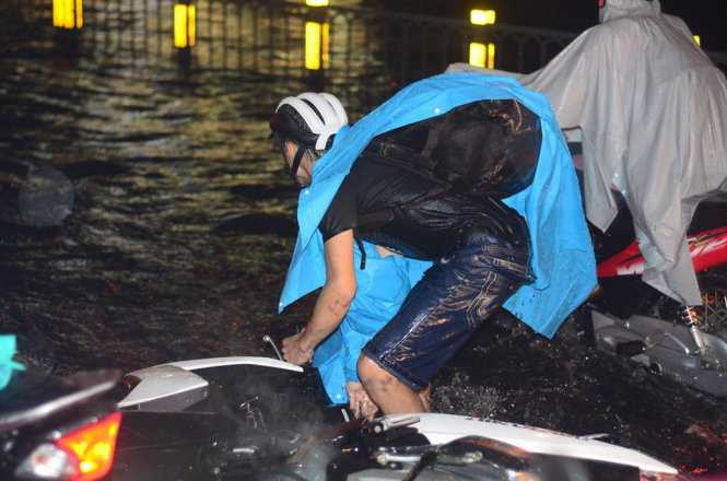 Nước mưa tạo 'sóng' trên phố Sài Gòn