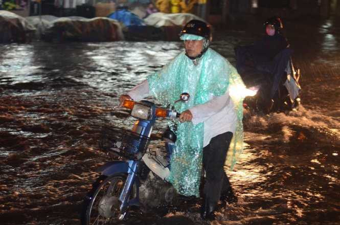 Nước mưa tạo 'sóng' trên phố Sài Gòn