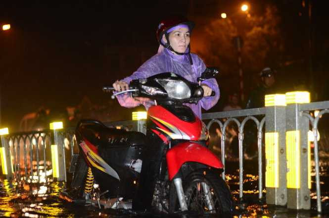 Nước mưa tạo 'sóng' trên phố Sài Gòn