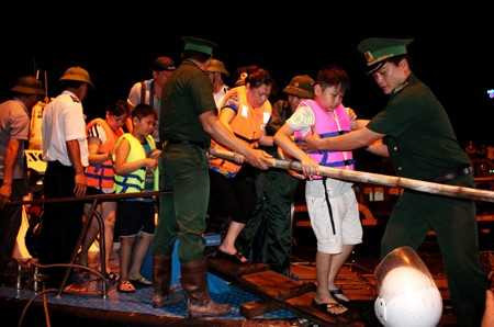 Tàu hải quân tiếp tục đưa du khách kẹt ở Cô Tô về đất liền an toàn