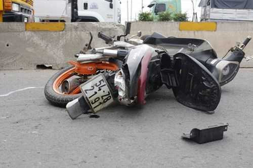 Xe tải bay qua dải phân cách nghiền nát xe máy