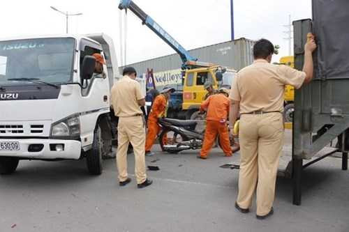 Xe tải bay qua dải phân cách nghiền nát xe máy
