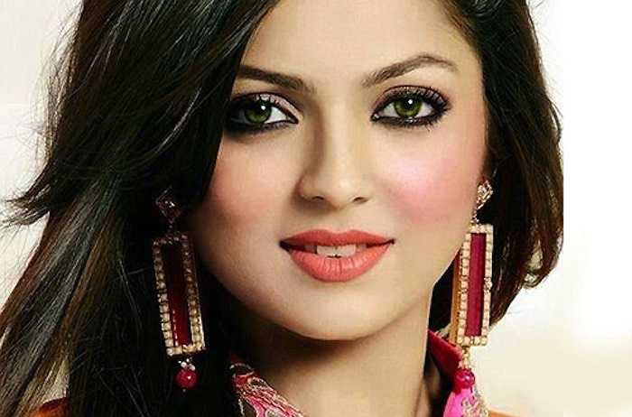 Drashti Dhami xuất thân là một người mẫu với chiều cao lý tưởng và vóc dáng cân đối