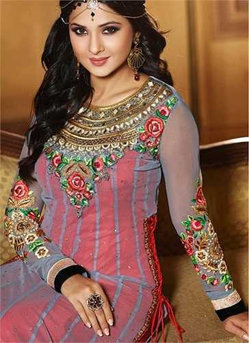 Nữ diễn viên sinh năm 1985 sở hữu một khuôn mặt đẹp hoàn hảo với những đường nét thanh tú