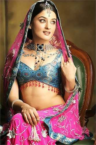 4. Mahie Vij được biết đến là một trong những nữ diễn viên Ấn Độ nóng bỏng và quyến rũ nhất.