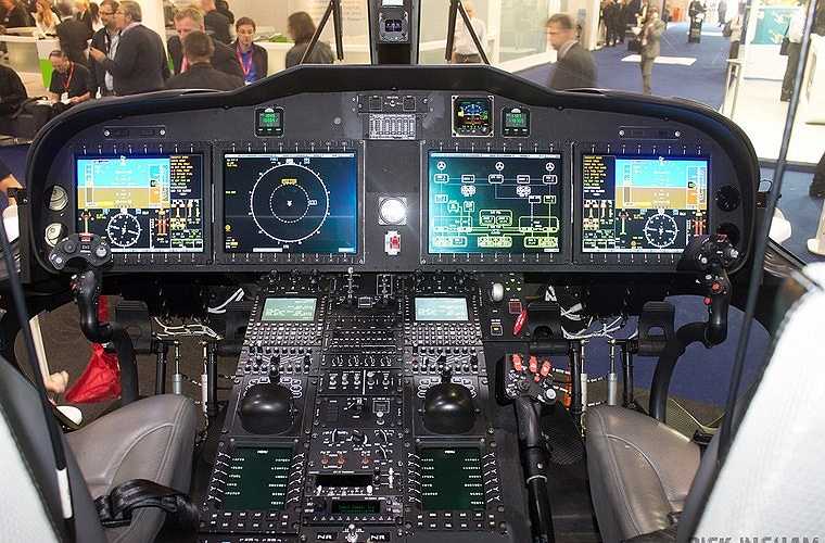Cận cảnh mô hình cabin lái trực thăng AW-189 mà Việt Nam mua. Có thể thấy, chúng rất đơn giản và hiện đại với 4 màn hình tinh thể lỏng cỡ lớn hiển thị các thông số kĩ thuật bay. 