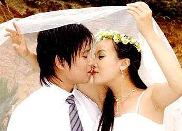Bức ảnh cưới của Tấn Minh và Thu Huyền cách đây khoảng chục năm. Tình yêu thể hiện qua màn 'khóa môi' có phần ngại ngùng của hai người. Nguồn: Dân Việt