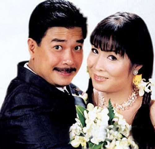 Lê Tuấn Anh và Hồng Vân hạnh phúc bên nhau sau 10 năm thì ly hôn. Khi cuộc đời rẽ sang hai lối, họ có gia đình riêng nhưng không thuận buồm xuôi gió. Tình cờ gặp lại nhau, họ biết rằng mình đã bỏ lỡ một nửa bấy lâu tìm kiếm nên đã nối lại. Hiện tại, gia đình của cặp vợ chồng nghệ sỹ đã có thêm thành viên nhỏ. Bé út năm nay 7 tuổi, thường gọi là bé Bí Ngô.