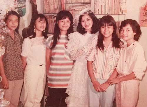 Bức ảnh cưới của Thanh Lam năm 18 tuổi vẫn được lưu giữ trong cuốn sổ album gia đình. Cô dâu trẻ để tóc ngang vai, diện váy cưới trắng và đeo găng tay ren, nổi bật trong đám bạn vì vẻ xinh đẹp đài các.