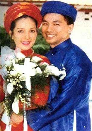 Đám cưới của diễn viên Diễm My và chú rể Hà Tôn Đức năm 1993 cách đây 12 năm nhưng vẫn rất đẹp. Khi đó, lần đầu tiên một diễn viên tổ chức tiệc cưới buffet ở khách sạn nổi Saigon. Bạn bè của cô dâu chú rể thích thú được vừa chọn đồ ăn vừa đi lại trò chuyện trong khi họ hàng thì e dè vì lần đầu được mời cưới bằng cách ăn tiệc đứng.