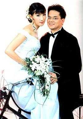 Bức ảnh cưới đơn sơ và mang ý tưởng lạ: cô dâu chú rể ngồi trên xe đạp. Ngày 23.3.2003, đúng dịp sinh nhật của bố, nữ diễn viên xinh đẹp Hiền Mai làm lễ cưới. Khi đó có rất đông bạn bè của cô dâu hoạt động trong lĩnh vực giải trí đến chúc mừng khiến đám cưới như một show diễn lớn.
