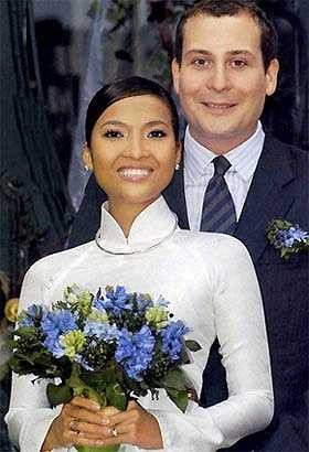 Bằng Lăng tâm sự: 'Chúng tôi đến với nhau đúng kiểu tình yêu sét đánh. Chỉ sau một tháng sang Việt Nam, anh ấy quen tôi và ấn tượng với tôi ngay lập tức. Còn tôi vốn chỉ thích bạn trai hơn mình ít nhất năm, sáu tuổi, vậy mà cuối cùng lại 'dừng chân' ở anh chàng hơn mình có ba tuổi'.