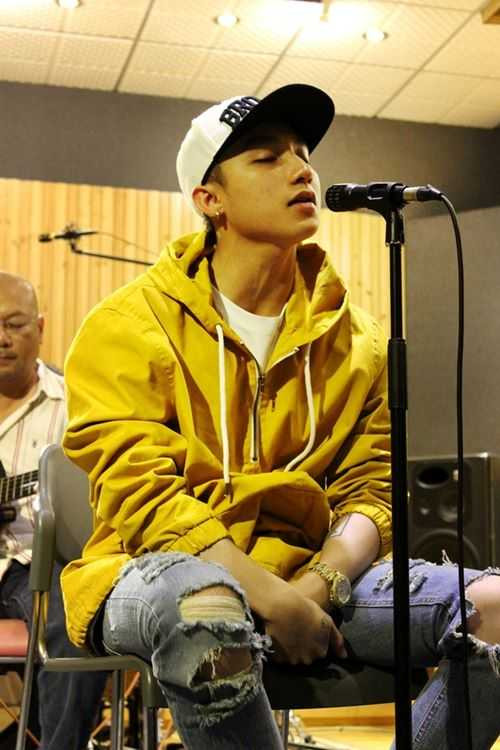 Anh rất tập trung và tâm trạng khi biểu diễn ca khúc này.