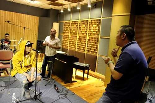 Anh rất tập trung và tâm trạng khi biểu diễn ca khúc này.