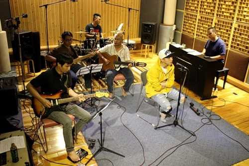 Buổi ra mắt ca khúc này diễn ra tại một studio bí mật. Tại đây, nam ca sĩ người Thái Bình trình diễn live cùng với ban nhạc.