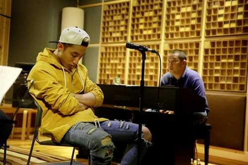 Ngoài 50 người hâm mộ may mắn được đến hiện trường để theo dõi, khán giả khắp mọi nơi trên thế giới có thể thưởng thức thông qua live streaming tại kênh YouTube chính thức của Sơn Tùng M-TP.