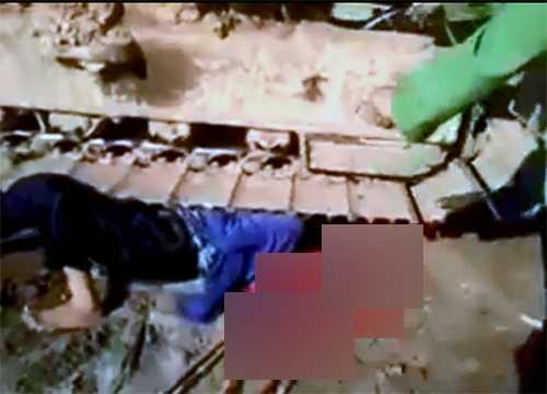 Bà Châm bị chèn dưới bánh xích máy xúc - Ảnh cắt từ clip 