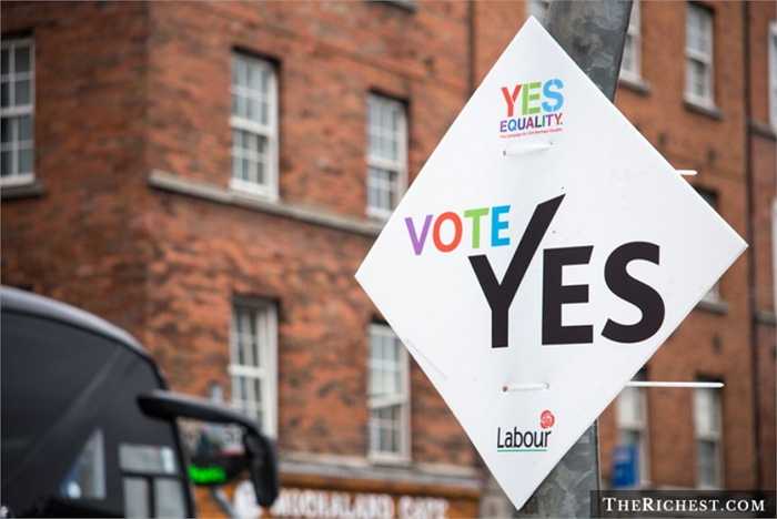 Ireland. Hồi tháng trước, người dân Ireland đã tham gia vào cuộc trưng cầu dân ý và biểu quyết chống/thuận với việc hôn nhân đồng giới và phần đã thuộc về những người ủng hộ. Và Luật này sẽ có hiệu lực vào cuối năm 2016