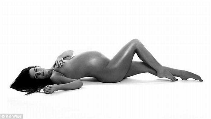 Huấn luyện viên thể dục Sophie Guidolin đã từng gây ra một cuộc tranh cãi nẩy lửa trên mạng xã hội khi cách đây hơn 1 tháng cô chia sẻ hình ảnh bầu bí song thai ở tuần 28 vẫn vô tư nâng tạ. 