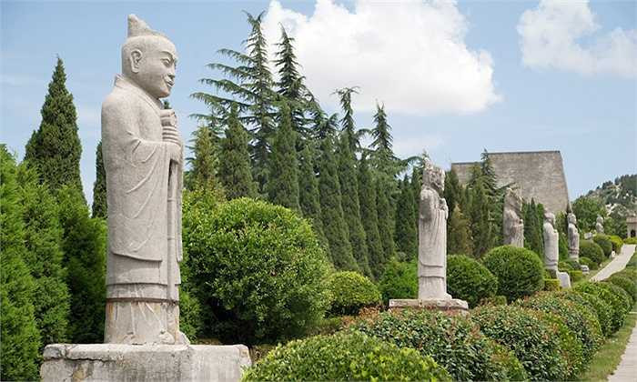 Tháng 7-1971, phi thuyền Apollo của Mỹ khi bay vào quỹ đạo mặt trăng đã chụp được những đốm đen ở cao nguyên Vị Bắc. Có tới 20 điểm mà vệ tinh Mỹ chụp được, nghi vấn là cơ sở bí mật sản xuất bom nguyên tử. 