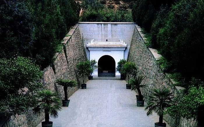 Năm 1060, người dân đã đào bới, xâm nhập vào một đoạn đường hầm dẫn vào lăng mộ.