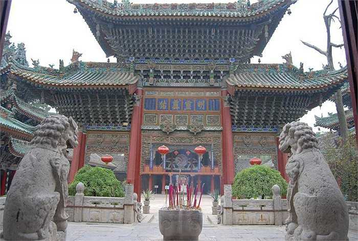 Vì Càn Lăng chưa được khai quật, nên có vô số đồn đoán về nó. Nhà văn hóa Quách Mạt Nhược tin rằng, chắc chắn trong lăng mộ sẽ có hàng vạn thư tịch, danh họa. Theo ông, không chừng sẽ tìm được 100 quyển Thùy Củng Tập và 10 cuốn Kim Luân Tập đã thất lạc của Võ Tắc Thiên, chỉ nghe tên, chưa ai được thấy.