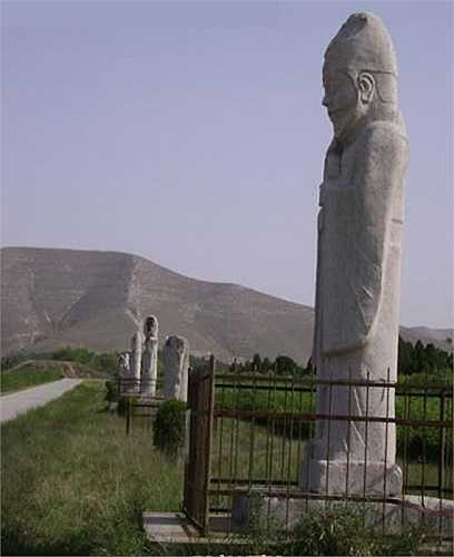 Qua nghiên cứu của các nhà khoa học, trong số 20 lăng mộ Hán – Đường ở đây, thì duy nhất Càn Lăng chưa bị đột nhập, vì nó quá kiên cố.