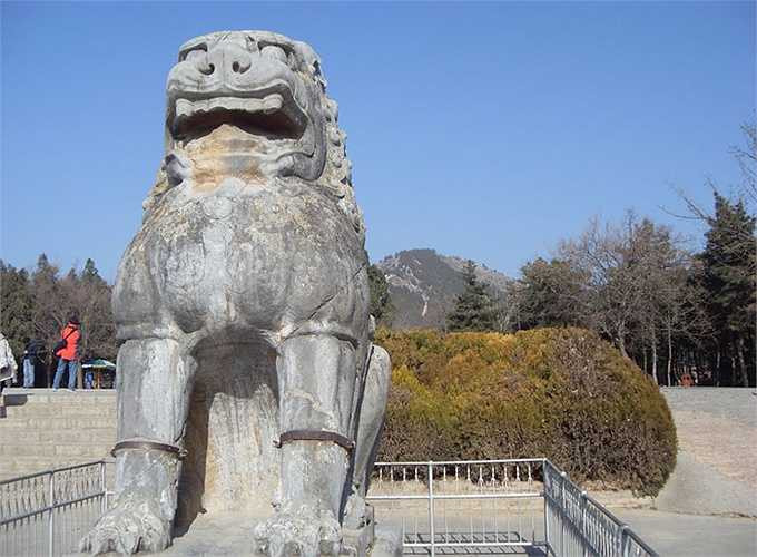 Sử sách chép rõ, lăng mộ được xây dựng bởi 2,3 triệu mét khối đất đá. Lăng có 2 vòng thành bao bọc. Vòng thành trong dài 5km. Lăng mộ có tới 387 phòng lộng lẫy, gồm Hiến điện, Khuyết lâu, Vương tân điện, từ đường của 61 công thần, hạ cung. 