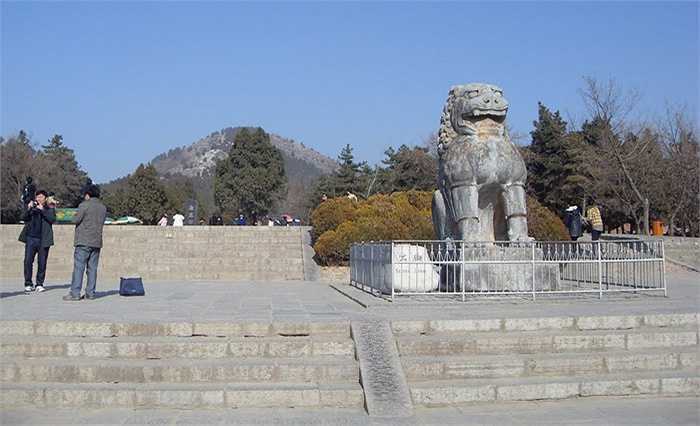 Vòng thành ngoài dài tới 80km. Xét về mức độ vĩ đại, những kim tự tháp ở Ai Cập có lẽ cũng khó có thể so sánh với Càn Lăng. 