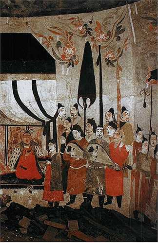 Lăng chính có 4 cửa, bố trí đường tư mã, trụ hoa biểu, tượng ngựa, lạc đà, sư tử, bia ký, trụ khắc đá... đều to lớn khác thường. 