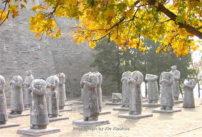 Có vô số lời đồn liên quan đến lăng mộ này. Người ta tin rằng, hễ động đến lăng mộ là giông bão nổi lên, sét đánh dữ dội. Sử sách ghi lại vô số lần xâm phạm lăng mộ đều chết bất đắc kỳ tử.