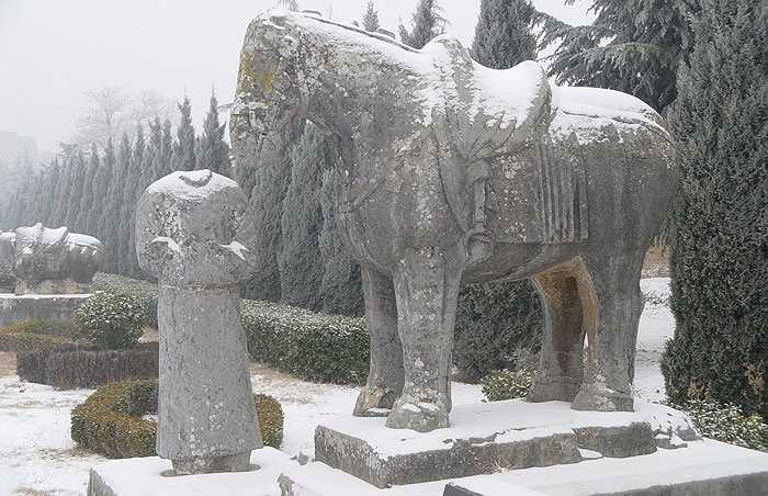 Lịch sử thống kê được tới 17 lần ngôi mộ bị xâm phạm với quy mô lớn, còn những vụ đào trộm quy mô nhỏ thì thời nào cũng có.