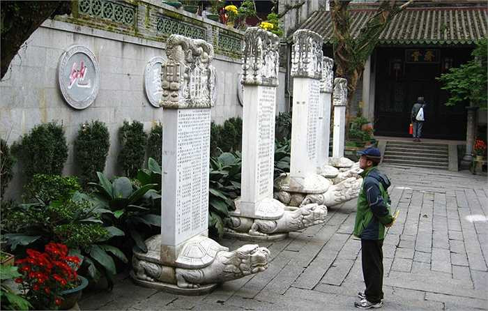 Cuối đời Đường, lãnh tụ nông dân Hoàng Sào khởi nghĩa, đã huy động tới 40 vạn dân binh đào bới, hy vọng lấy được của cải nhưng không thành công, để lại những hố sâu tới 40 mét vào lòng núi.