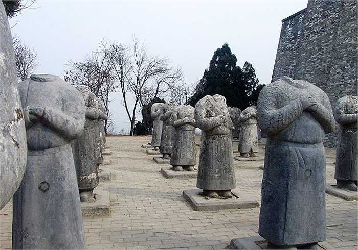 Đời Ngũ Đại, thứ sử Diệu Châu là Ôn Đạo, một vị quan lớn, đã huy động binh sĩ đào hơn 10 lăng mộ nhà Đường, thu được cả núi châu báu, giàu có không kể xiết.