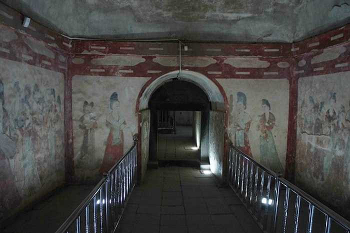 Điều gây tò mò nhất là trong lăng Càn Long sẽ có bao nhiêu của cải? Giáo sư Lưu Hậu Tân cho rằng, trong lăng Càn Long, số lượng của cải nhiều… không kể xiết. 