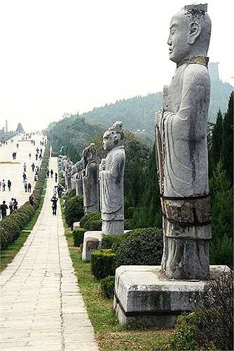 Chồng qua đời, bà nắm quyền bính. Tuy đương thời chỉ trích việc làm vợ của cả bố lẫn con, lại hoang dâm vô độ, nhưng bà thực sự là người tài. Bà biết sử dụng nhân tài, khiến đất nước Trung Hoa thịnh trị trong suốt 16 năm cầm quyền của bà.