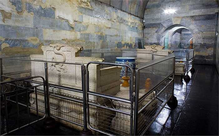 Triều Đường phát triển cực thịnh, các đấng quân vương sinh hoạt thoải mái, xa xỉ hơn đời Tần, Hán rất nhiều. Vì thế, trong các lăng mộ hoàng đế, số của cải táng theo cũng nhiều hơn, quý hơn.