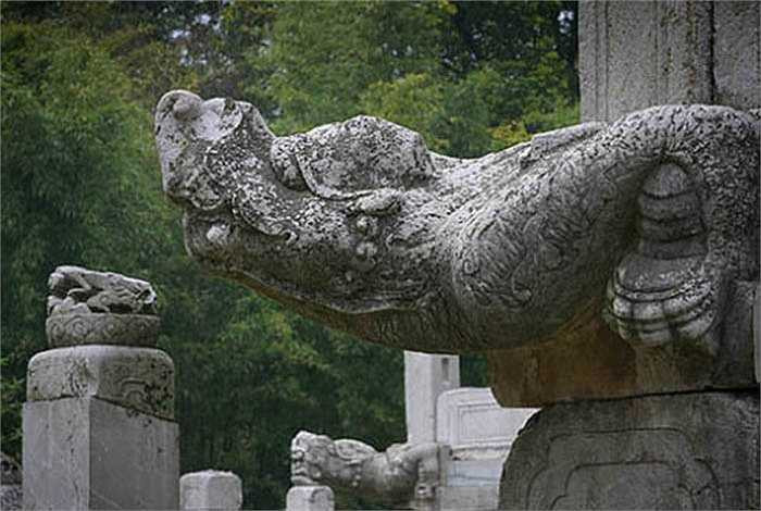 Giáo sư Lưu cho rằng, chỉ tính riêng địa cung, nơi đặt quan tài của Càn Lăng, có thể tích 5.000 mét khối, thì phải có tới 800 tấn châu báu, của cải.