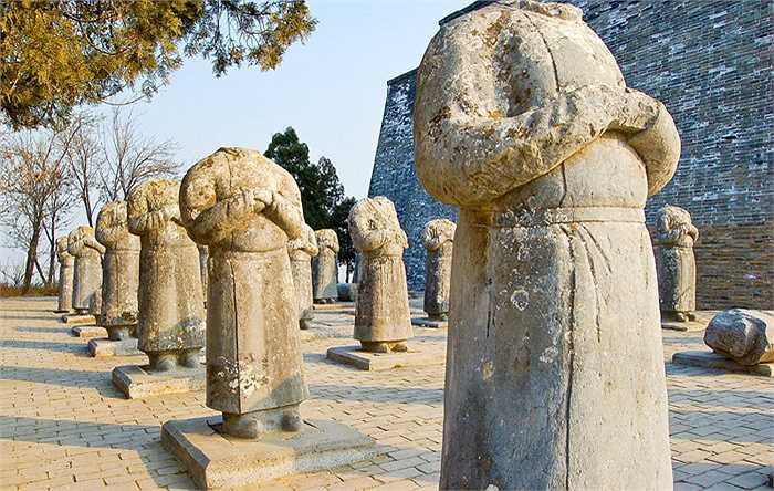 Càn Long hiện là một trong số ít lăng mộ còn nguyên vẹn. Càn Long nằm ở núi Lương Sơn. Nhìn từ xa, lăng mộ khổng lồ gồm dải núi như người đàn bà nằm ngủ.