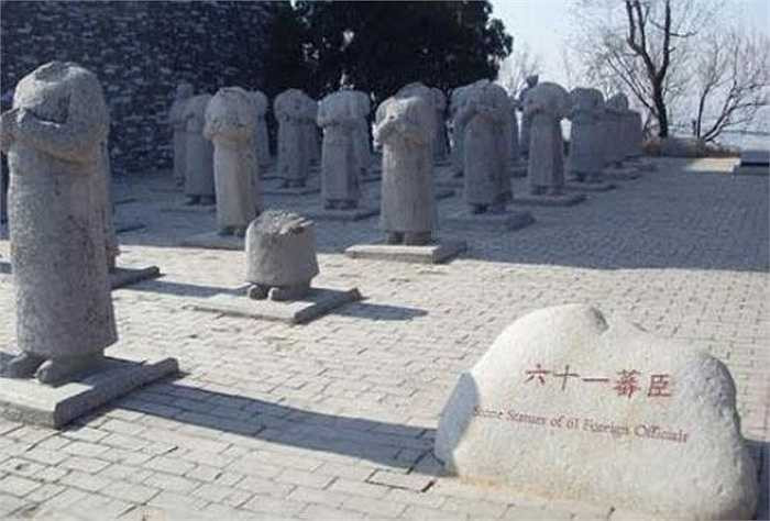 Gây tranh cãi nhất là tấm bia khổng lồ, cao tới 7,5m, nặng gần 100 tấn, không có chữ nào, gọi là vô tự. Trong khi ở phía tây, tấm bia trước lăng mộ Đường Cao Tông thì có những dòng chữ chói vàng óng ánh ca ngợi công đức. 