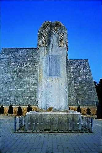 Bia mộ Võ Tắc Thiên chỉ có 8 đầu rồng quấn vào nhau. Hai bên thân bia khắc hai con đường. Trên con đường khắc một con tuấn mã và một con sư tử. 