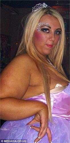 Bà mẹ 3 con Jinitta Ablewhite (34 tuổi) sống tại Liverpool (nước Anh) đã phải chống chọi với tình trạng thừa cân từ nhỏ. Năm 9 tuổi, Jinitta đã nặng gần bằng trọng lượng một người lớn do cô thường xuyên ăn thức ăn nhanh và thịt nguội. 