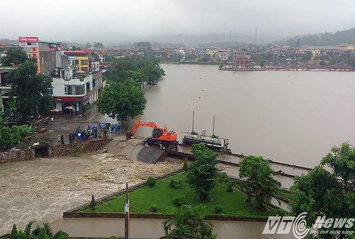 Trận mưa rào suốt đêm 1-2/8, khiến nhiều địa phương tại TP Uông Bí ngập nặng. Đặc biệt là đầu xuồng sông Sinh đổ về hồ điều hòa Công viên sinh thái tại phường Quang Trung, TP Uống Bí ngập trên 1m,khiến trên 200 hộ dân sống sung quang ngập nặng.