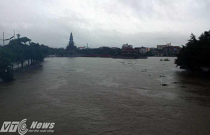 Nước dồn xuống hồ điều hòa như thể sắp nuốt chửng cả khu dân cư.