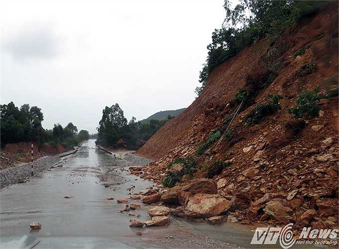 Trên tuyến đường 336 từ Thượng Yên Công (Yên Tử) sang thị xã Đông Triều cũng xảy ra nhiều điểm sạt lở.