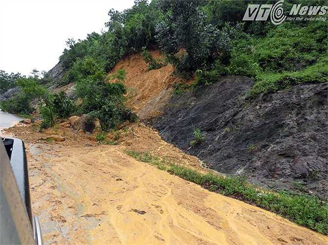 Đất đồi chảy thành dòng trên mặt đường
