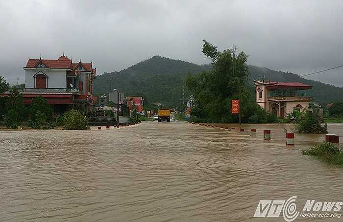 Nhiều đoạn đường vào danh thắng Yên Tử bị ngập nặng. Ô tô con, mô tô, xe máy không thể vượt qua. Nhiều nhà dân bên đường mấp mé nước. 